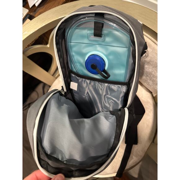 Adventuridge 2L Hydration Backpack - Picture 5 of 7
